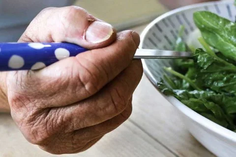 توصیه های ویژه برای کاهش وزن در افراد سالمند 1 چگونه سالمندان می توانند به طور ایمن وزن کم کنند؟